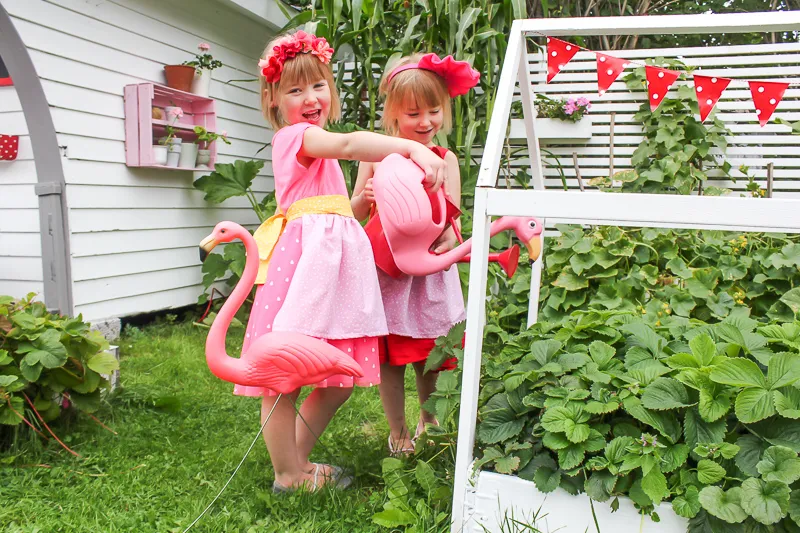 lekstuga färgglad med trädgård