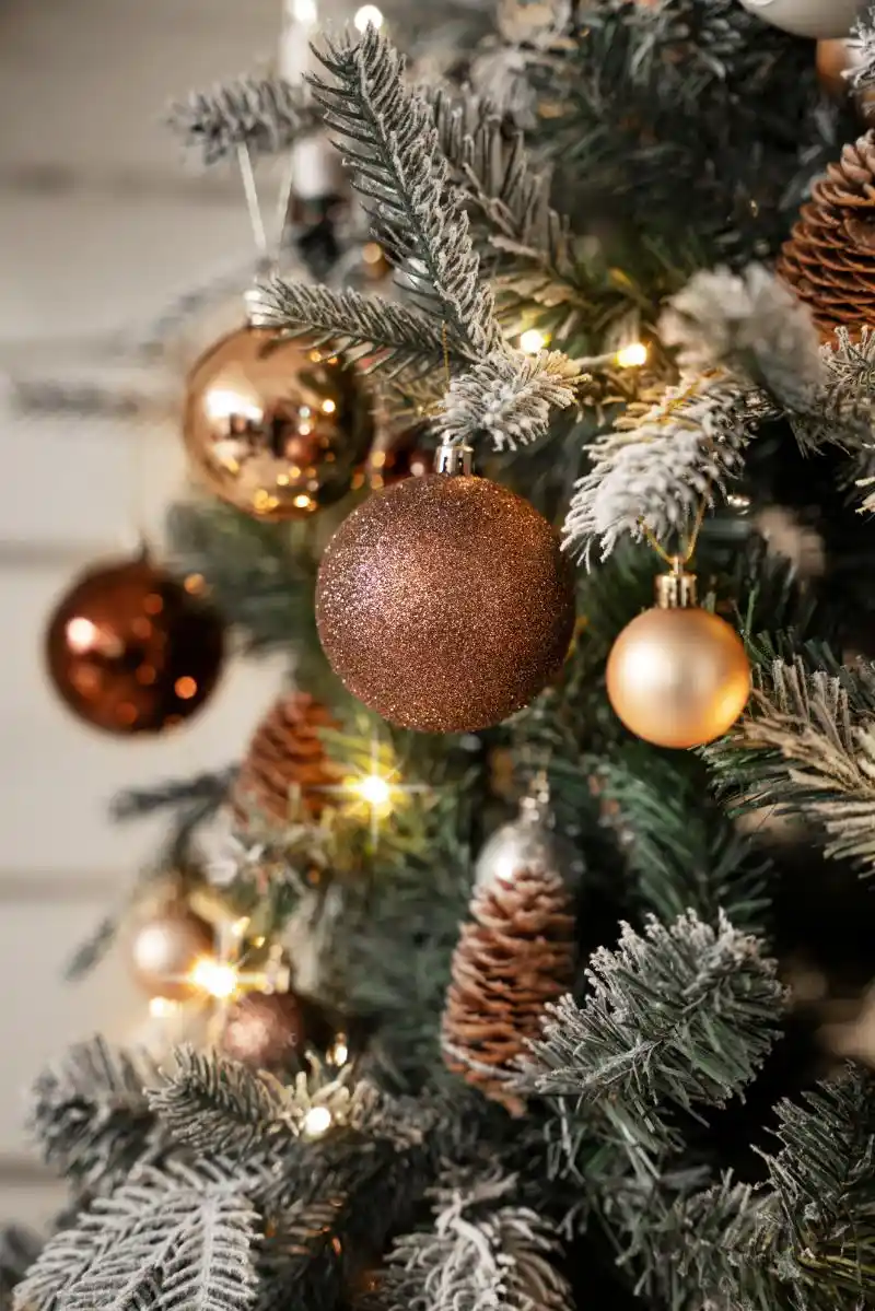 Guld och glitter julgranskulor Rusta julen 2024