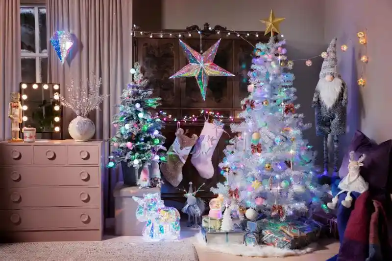 Rusta barnrum julen 2024 julpynt vit julgran julstrumpor enhörning ren