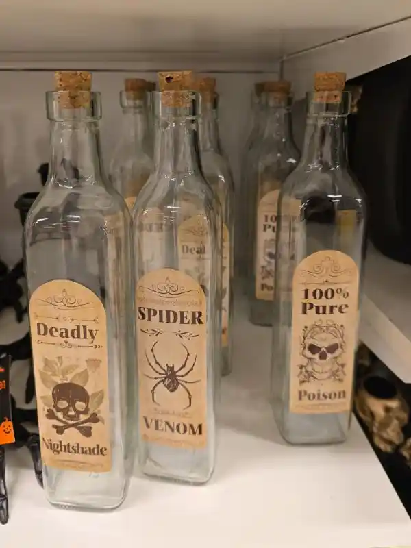 Dollarstore Halloween giftflaska glas med etikett