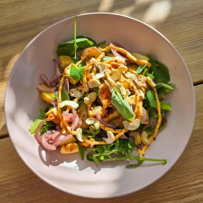 Matig sallad med halloumi, cashewnötter, picklad rödlök och sallad