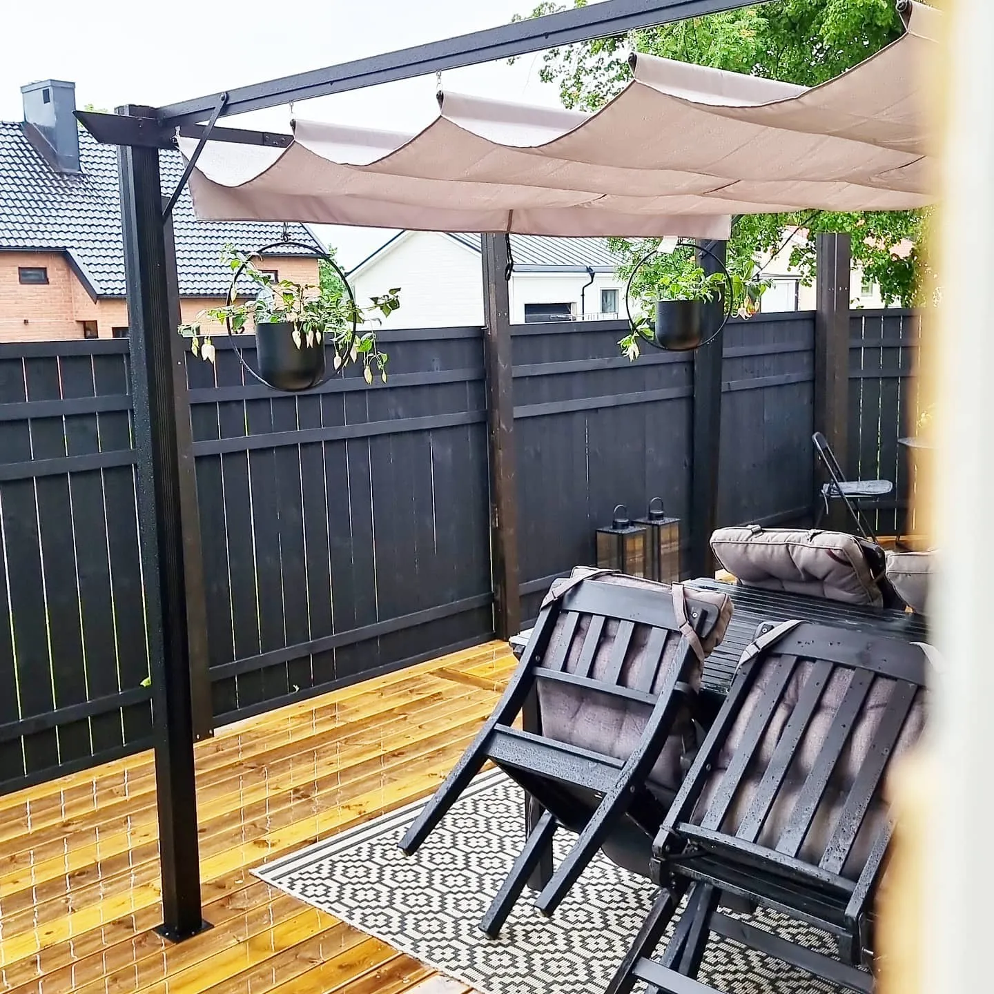 Svart plank till altan från Plus