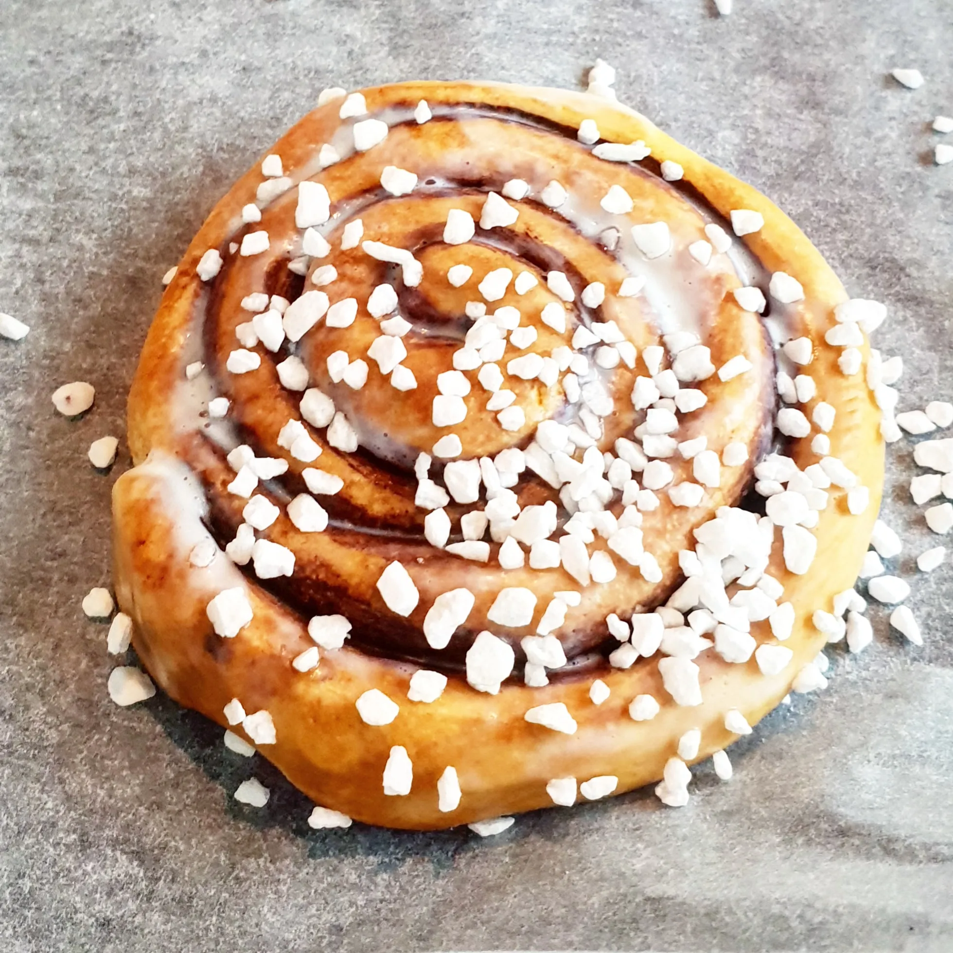 Trolldegsbulle med decoupagelim. Verklighetstrogen