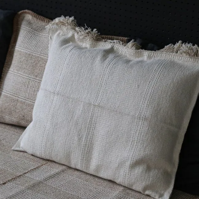 Gör egna kuddar med små mattor från IKEA