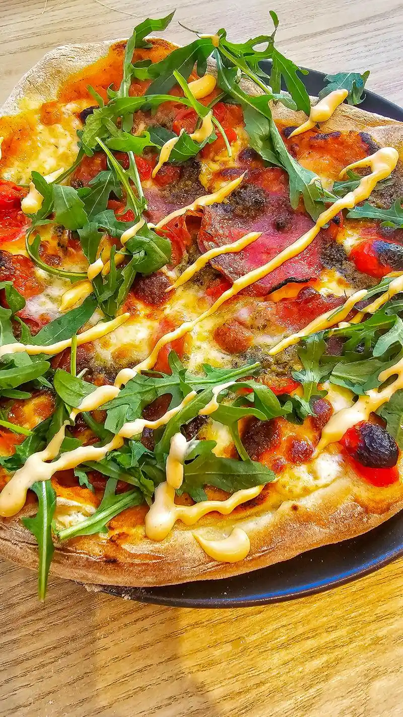 Spara stora pengar genom att göra hemmepizza istället för att besttälla från pizzeria