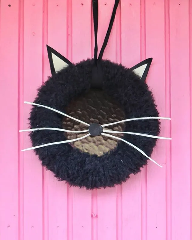 Katt dörrkrans inför Halloween