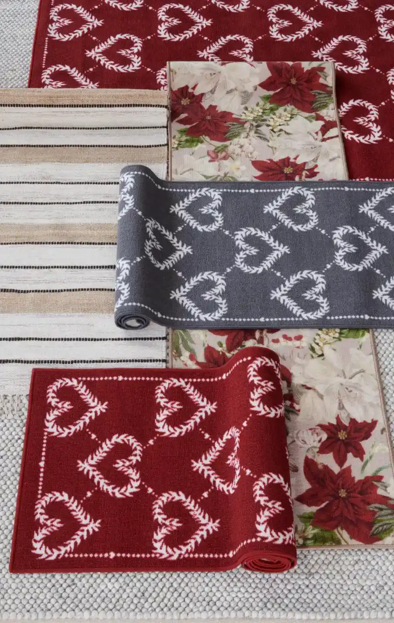 Bordlöpare juldukt Rusta jul röd med vita hjärtan grå med vita hjärtan