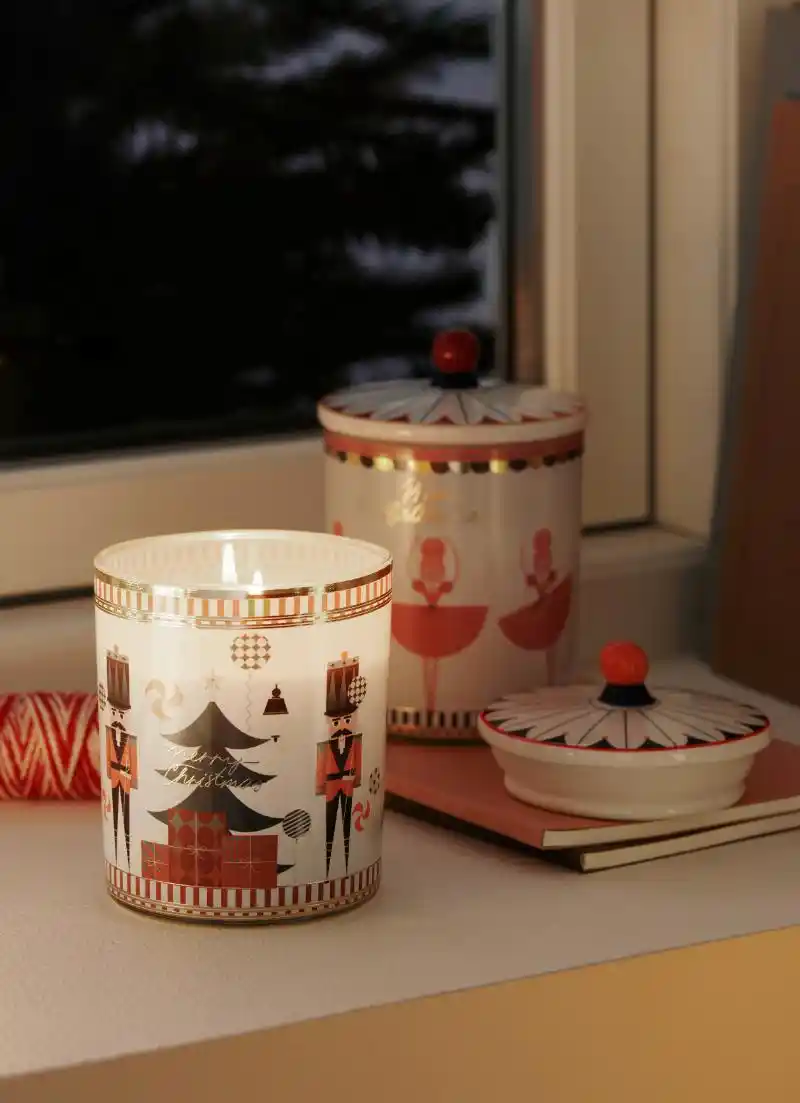 Nya doftljuset Claudia med motiv av nötknäppare och ballerinor.