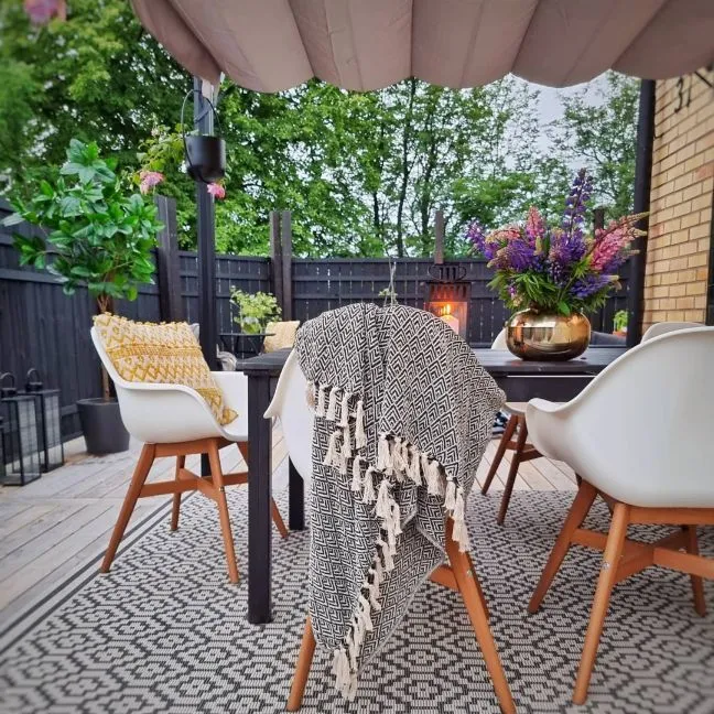 Underbar uteplats med snygga utemöbler