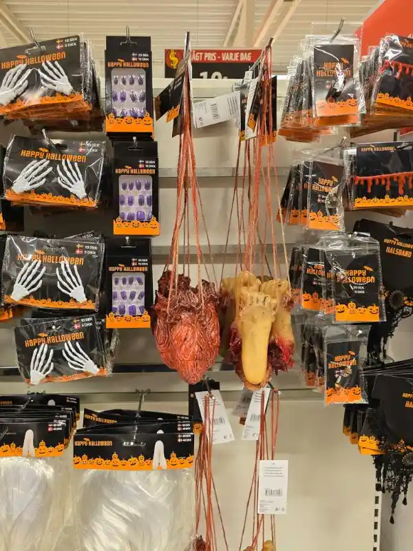 Dollarstore Halloween lösnaglar, skeletthänder, halsband
