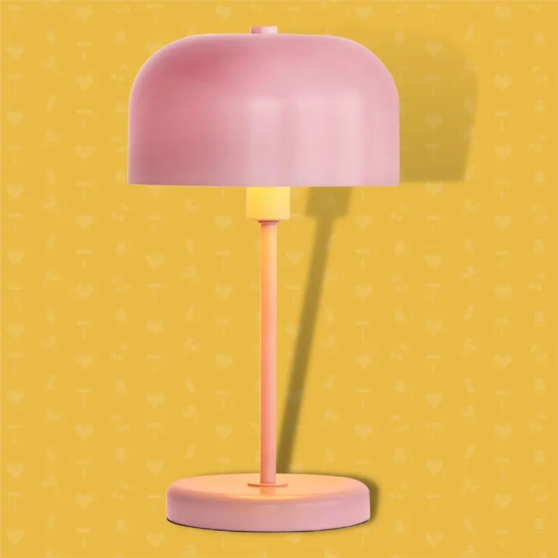 Rusta vårnyheter 2023 rosa lampa på fot