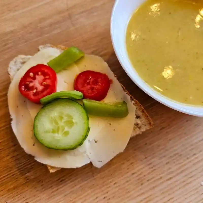 Spara pengar på mat med vegetariska rätter soppa med bröd älskas även av barnen