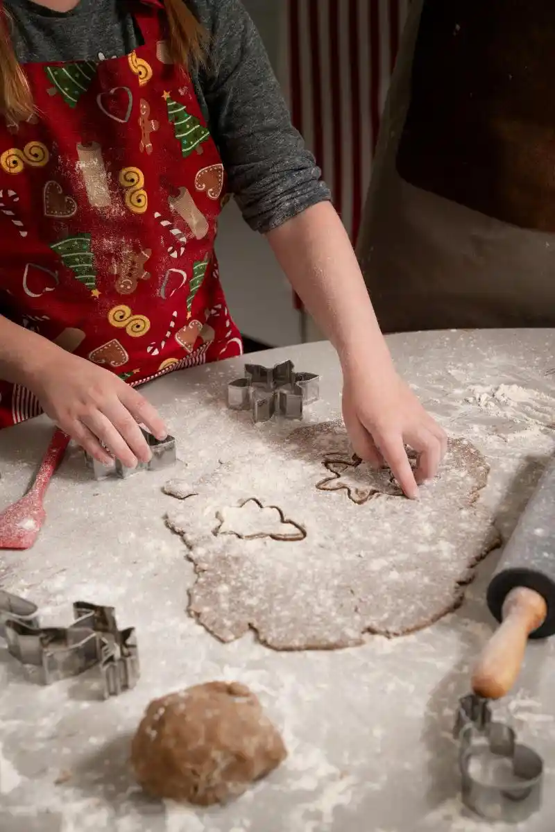 Förkläde och pepparkaksformar hos Rustas Julnyheter 2024