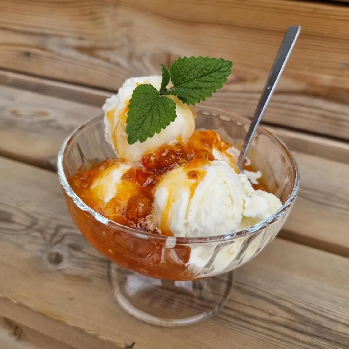 Hjortronsylt med vaniljglass - enkelt recept