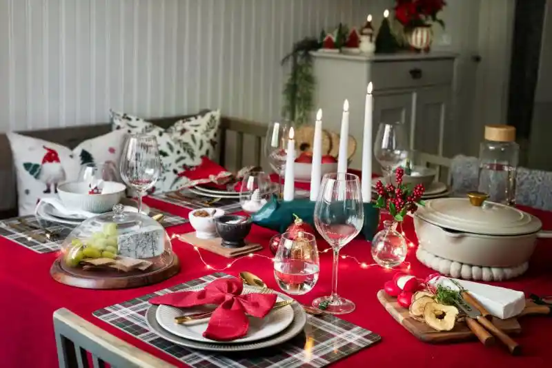 Klassisk jul hos Rusta röd duk julkuddar och adventsljusstake i form av en grön gris