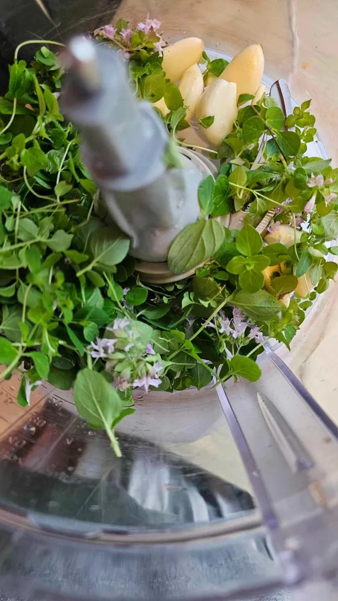 vitlöksbröd recept - vitlökssmör i mixer