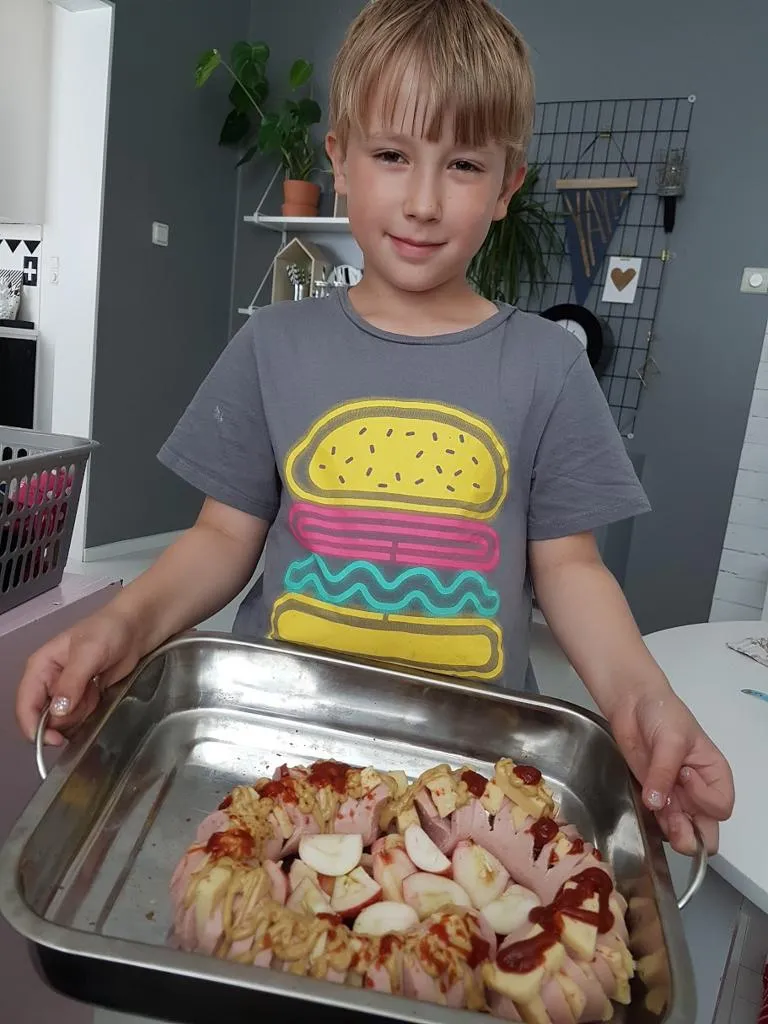 Barn hjälper till med matlagning