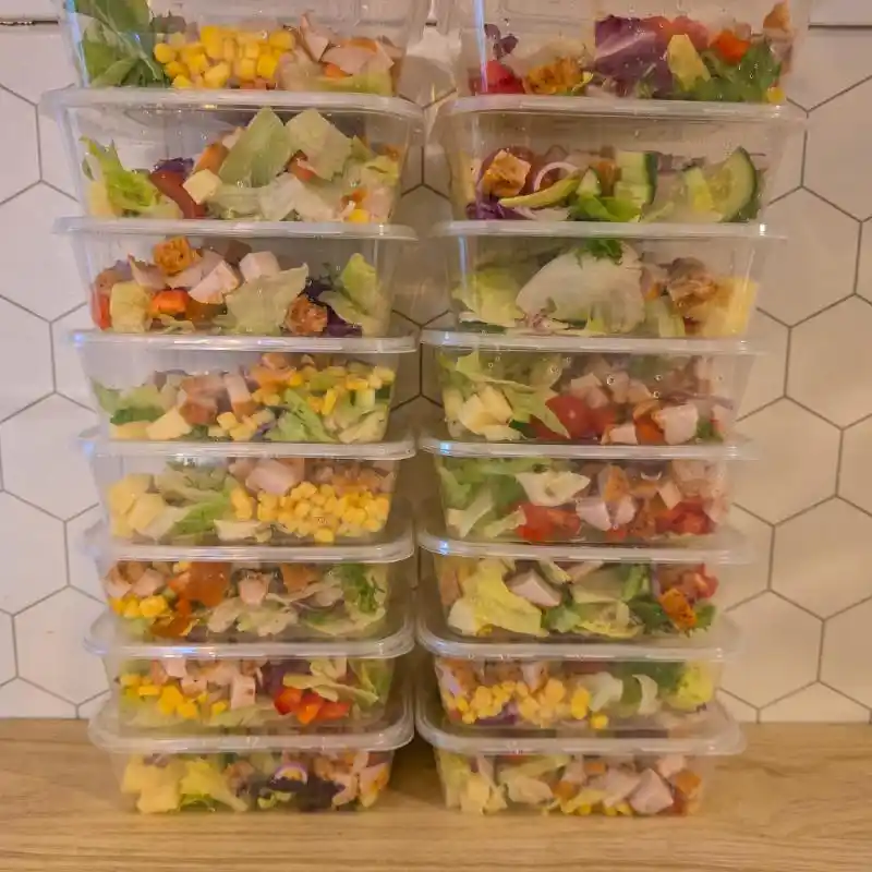 Spara pengar på mat genom att förbereda billiga och näringsrika sallader i matlådor, perfekt för veckoplanering