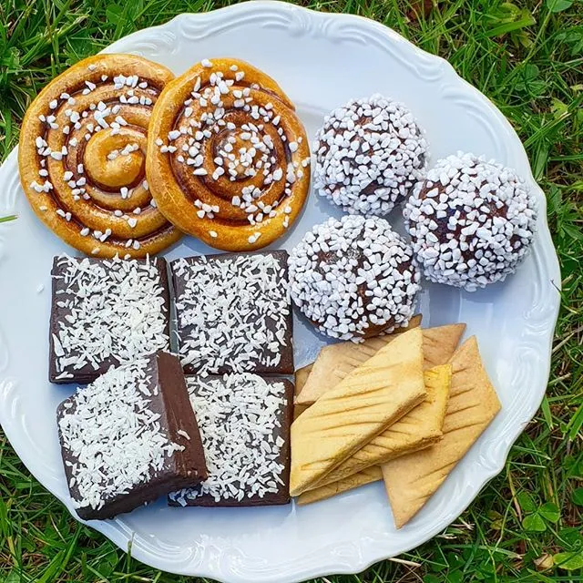 Trolldegsfika målat med vattenfärg. Bullar, kolakakor, chokladbollar och kärleksmums.