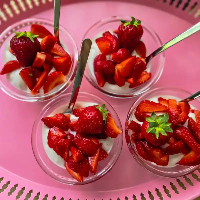 Billig och lyxig frukost. Hemmaodlade jordgubbar med grekisk yoghurt och honung
